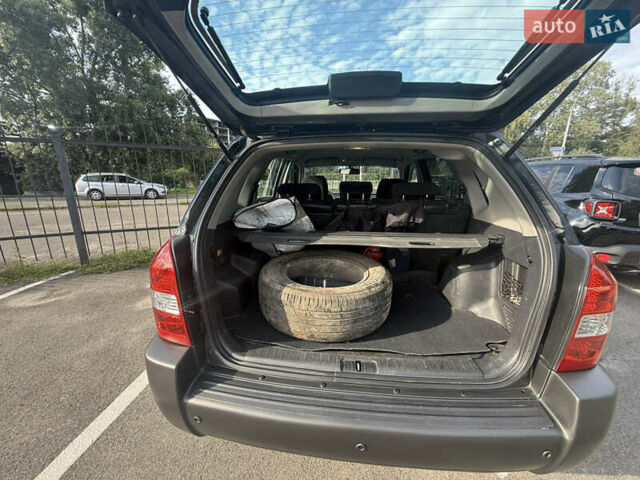 Черный Хендай Туксон, объемом двигателя 2 л и пробегом 218 тыс. км за 6700 $, фото 3 на Automoto.ua