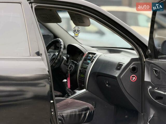 Черный Хендай Туксон, объемом двигателя 2 л и пробегом 252 тыс. км за 7200 $, фото 17 на Automoto.ua