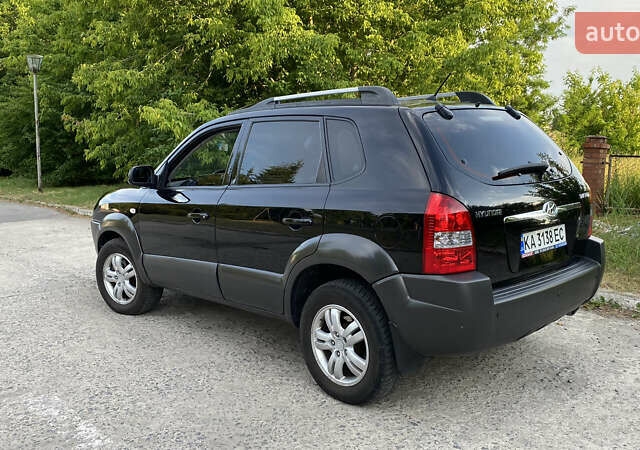 Чорний Хендай Туксон, об'ємом двигуна 2 л та пробігом 201 тис. км за 7800 $, фото 3 на Automoto.ua