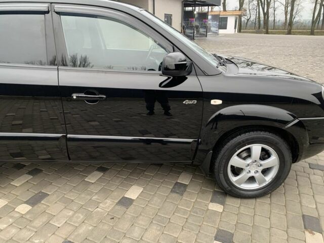 Черный Хендай Туксон, объемом двигателя 2 л и пробегом 198 тыс. км за 7500 $, фото 2 на Automoto.ua