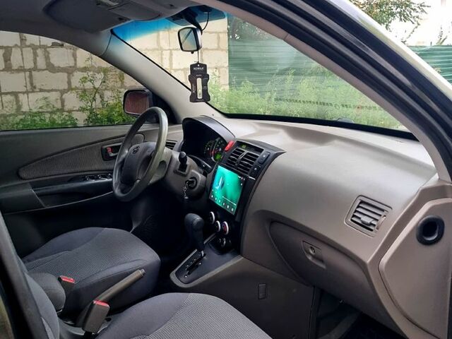 Черный Хендай Туксон, объемом двигателя 2 л и пробегом 152 тыс. км за 7800 $, фото 7 на Automoto.ua