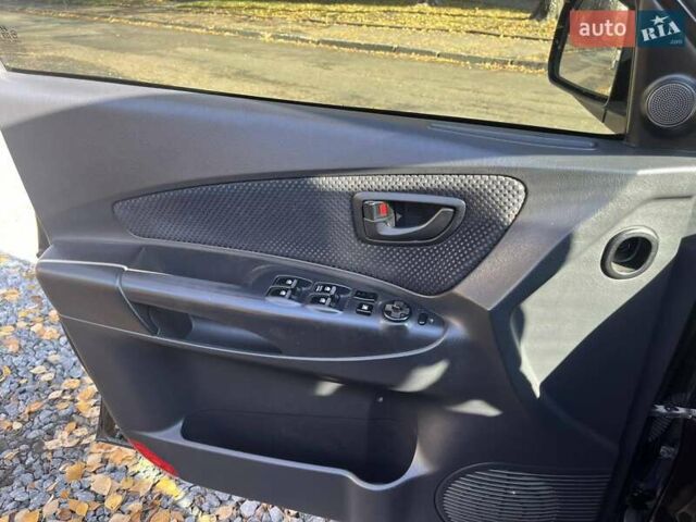 Черный Хендай Туксон, объемом двигателя 2 л и пробегом 250 тыс. км за 8500 $, фото 1 на Automoto.ua