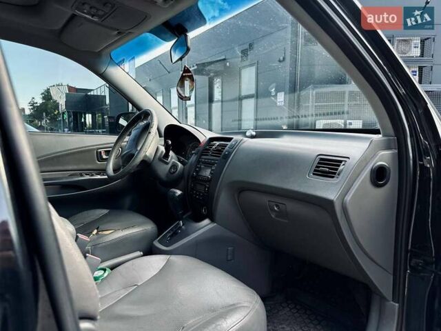 Черный Хендай Туксон, объемом двигателя 1.98 л и пробегом 206 тыс. км за 8300 $, фото 13 на Automoto.ua