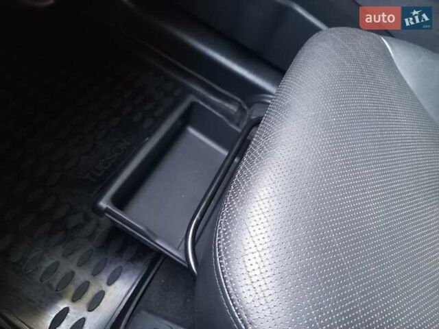 Черный Хендай Туксон, объемом двигателя 1.98 л и пробегом 43 тыс. км за 9850 $, фото 100 на Automoto.ua