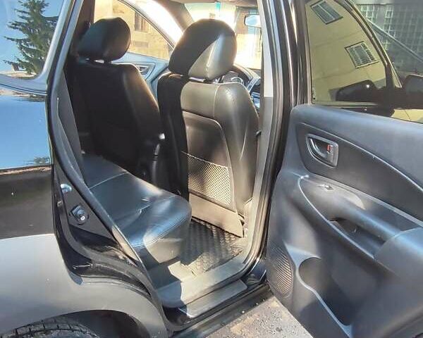 Черный Хендай Туксон, объемом двигателя 1.98 л и пробегом 330 тыс. км за 8200 $, фото 3 на Automoto.ua