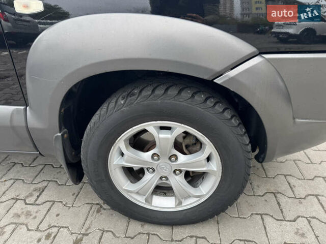Черный Хендай Туксон, объемом двигателя 2 л и пробегом 157 тыс. км за 8900 $, фото 16 на Automoto.ua