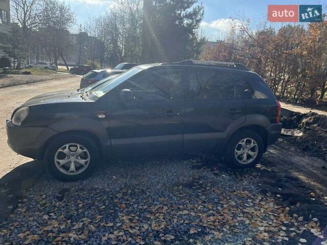 Черный Хендай Туксон, объемом двигателя 2 л и пробегом 250 тыс. км за 8500 $, фото 3 на Automoto.ua