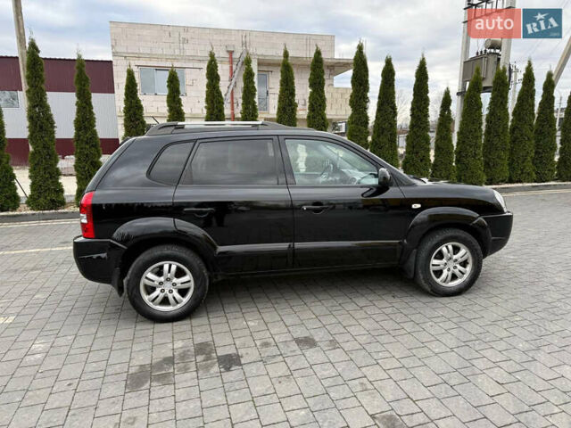 Черный Хендай Туксон, объемом двигателя 1.98 л и пробегом 205 тыс. км за 7950 $, фото 3 на Automoto.ua