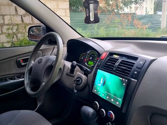 Черный Хендай Туксон, объемом двигателя 2 л и пробегом 152 тыс. км за 7800 $, фото 6 на Automoto.ua