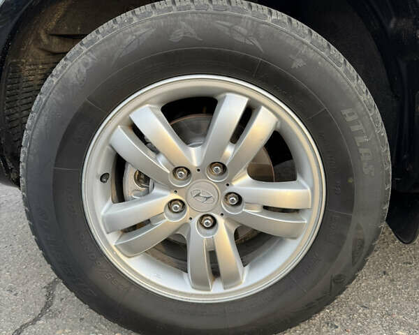 Черный Хендай Туксон, объемом двигателя 2 л и пробегом 210 тыс. км за 7850 $, фото 18 на Automoto.ua