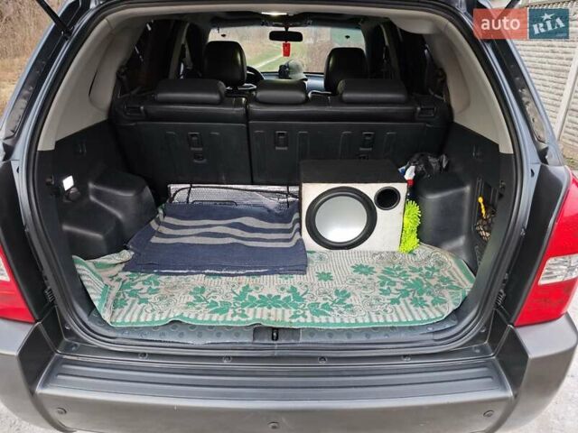 Черный Хендай Туксон, объемом двигателя 2 л и пробегом 182 тыс. км за 9000 $, фото 12 на Automoto.ua