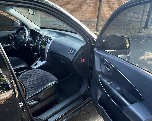 Черный Хендай Туксон, объемом двигателя 2.66 л и пробегом 256 тыс. км за 7600 $, фото 6 на Automoto.ua