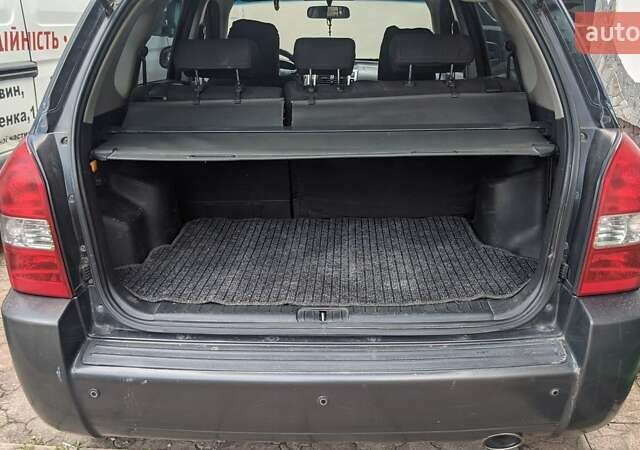 Черный Хендай Туксон, объемом двигателя 2 л и пробегом 163 тыс. км за 8100 $, фото 30 на Automoto.ua