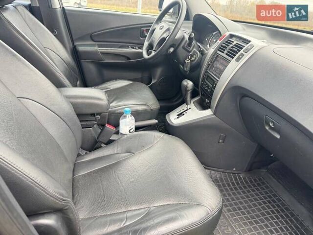 Черный Хендай Туксон, объемом двигателя 2 л и пробегом 148 тыс. км за 9500 $, фото 22 на Automoto.ua