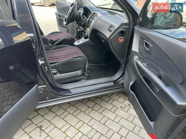 Черный Хендай Туксон, объемом двигателя 1.98 л и пробегом 177 тыс. км за 7600 $, фото 24 на Automoto.ua