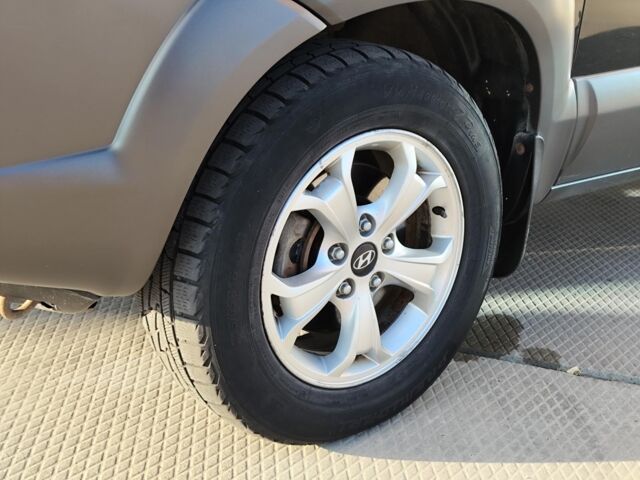 Черный Хендай Туксон, объемом двигателя 2 л и пробегом 82 тыс. км за 7490 $, фото 12 на Automoto.ua