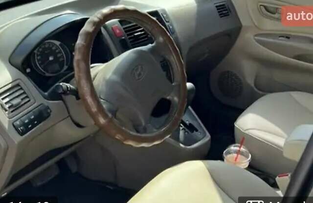 Черный Хендай Туксон, объемом двигателя 1.98 л и пробегом 300 тыс. км за 6800 $, фото 7 на Automoto.ua