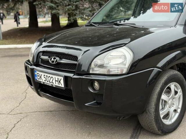Черный Хендай Туксон, объемом двигателя 1.99 л и пробегом 240 тыс. км за 7200 $, фото 3 на Automoto.ua