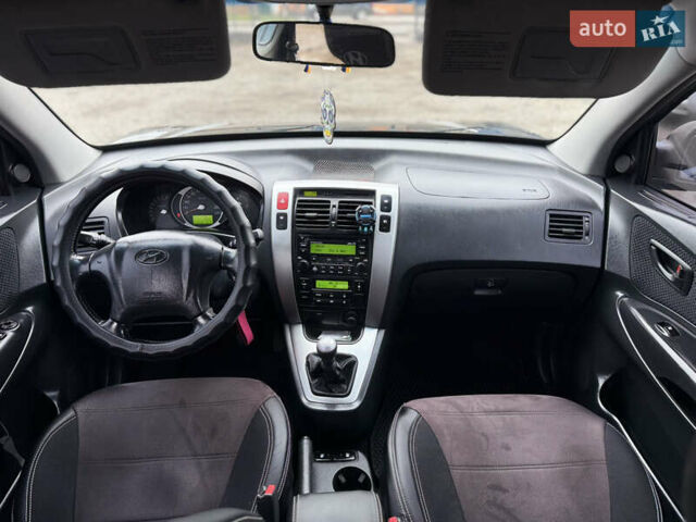 Черный Хендай Туксон, объемом двигателя 2 л и пробегом 252 тыс. км за 7200 $, фото 12 на Automoto.ua