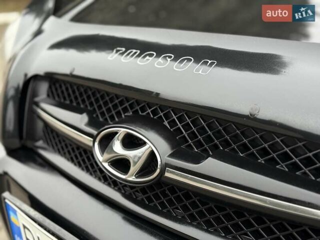 Черный Хендай Туксон, объемом двигателя 1.99 л и пробегом 240 тыс. км за 7200 $, фото 5 на Automoto.ua