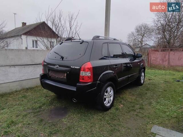 Черный Хендай Туксон, объемом двигателя 2 л и пробегом 237 тыс. км за 7500 $, фото 6 на Automoto.ua