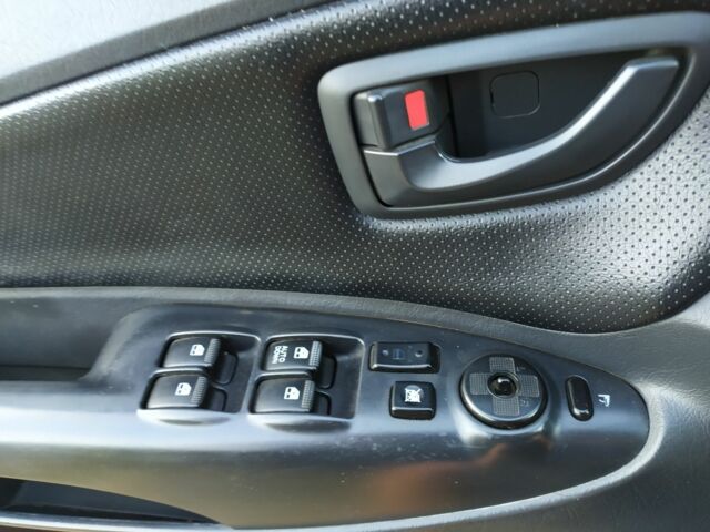 Черный Хендай Туксон, объемом двигателя 2 л и пробегом 162 тыс. км за 8500 $, фото 6 на Automoto.ua