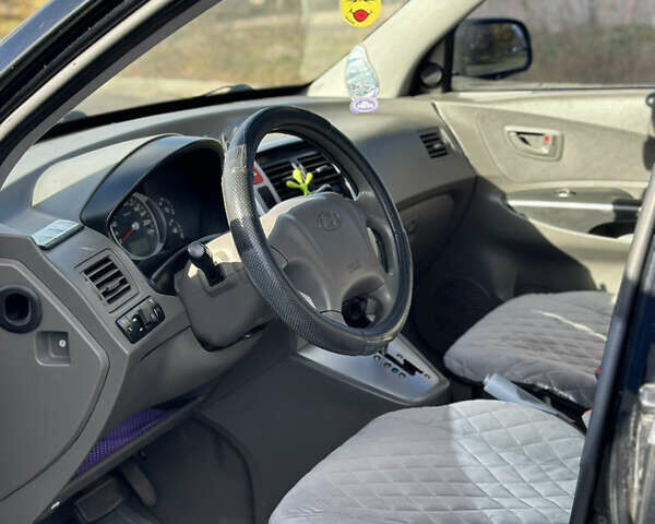 Черный Хендай Туксон, объемом двигателя 2 л и пробегом 300 тыс. км за 8300 $, фото 17 на Automoto.ua