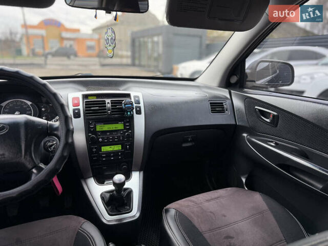 Черный Хендай Туксон, объемом двигателя 2 л и пробегом 252 тыс. км за 7200 $, фото 16 на Automoto.ua