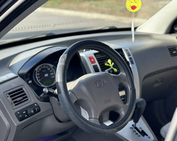 Черный Хендай Туксон, объемом двигателя 2 л и пробегом 300 тыс. км за 8300 $, фото 16 на Automoto.ua