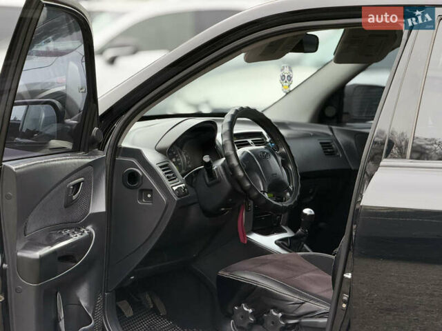 Черный Хендай Туксон, объемом двигателя 2 л и пробегом 252 тыс. км за 7200 $, фото 15 на Automoto.ua