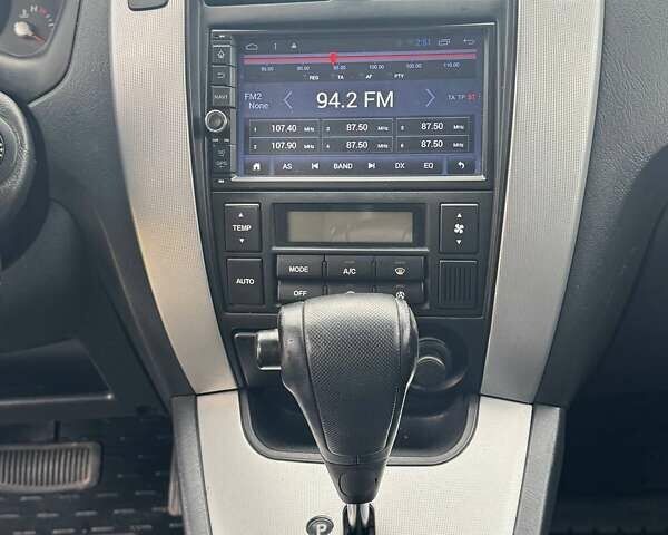 Черный Хендай Туксон, объемом двигателя 2 л и пробегом 148 тыс. км за 9500 $, фото 13 на Automoto.ua