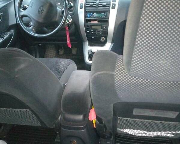 Чорний Хендай Туксон, об'ємом двигуна 2 л та пробігом 225 тис. км за 7850 $, фото 3 на Automoto.ua