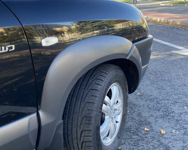 Черный Хендай Туксон, объемом двигателя 1.98 л и пробегом 218 тыс. км за 7200 $, фото 6 на Automoto.ua