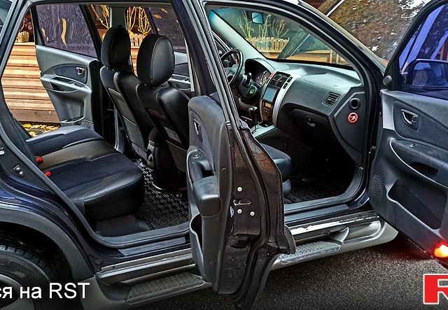 Чорний Хендай Туксон, об'ємом двигуна 2 л та пробігом 188 тис. км за 8800 $, фото 7 на Automoto.ua