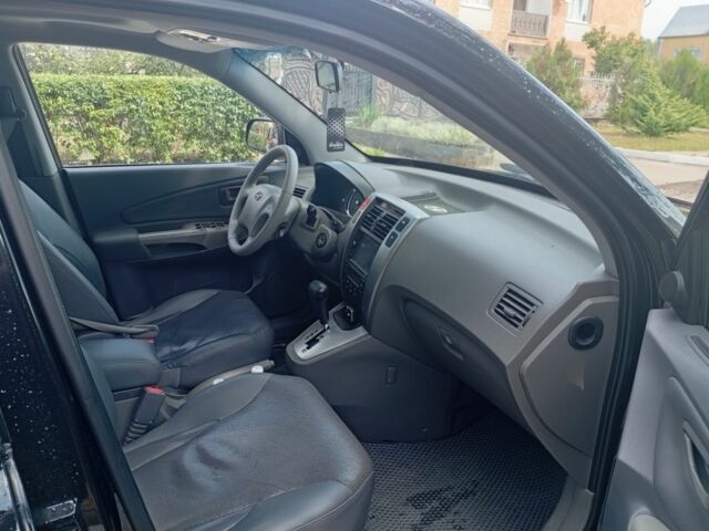 Чорний Хендай Туксон, об'ємом двигуна 2 л та пробігом 260 тис. км за 6750 $, фото 4 на Automoto.ua