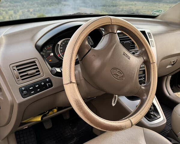 Черный Хендай Туксон, объемом двигателя 2 л и пробегом 323 тыс. км за 9300 $, фото 18 на Automoto.ua