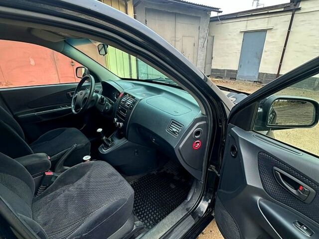 Черный Хендай Туксон, объемом двигателя 2 л и пробегом 215 тыс. км за 6700 $, фото 8 на Automoto.ua