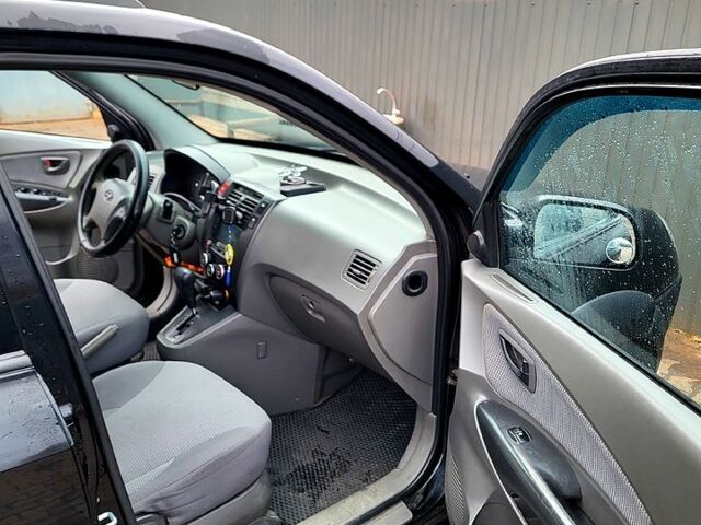 Черный Хендай Туксон, объемом двигателя 2 л и пробегом 223 тыс. км за 7500 $, фото 4 на Automoto.ua