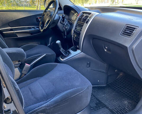 Черный Хендай Туксон, объемом двигателя 1.98 л и пробегом 218 тыс. км за 7200 $, фото 22 на Automoto.ua