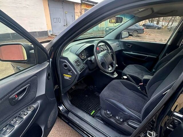 Черный Хендай Туксон, объемом двигателя 2 л и пробегом 215 тыс. км за 6700 $, фото 9 на Automoto.ua