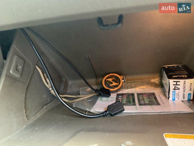 Черный Хендай Туксон, объемом двигателя 1.98 л и пробегом 260 тыс. км за 7777 $, фото 24 на Automoto.ua