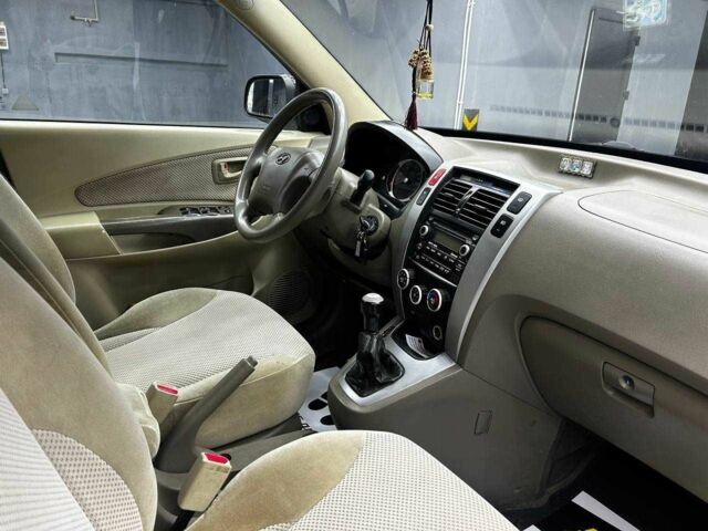 Черный Хендай Туксон, объемом двигателя 2 л и пробегом 224 тыс. км за 7800 $, фото 13 на Automoto.ua