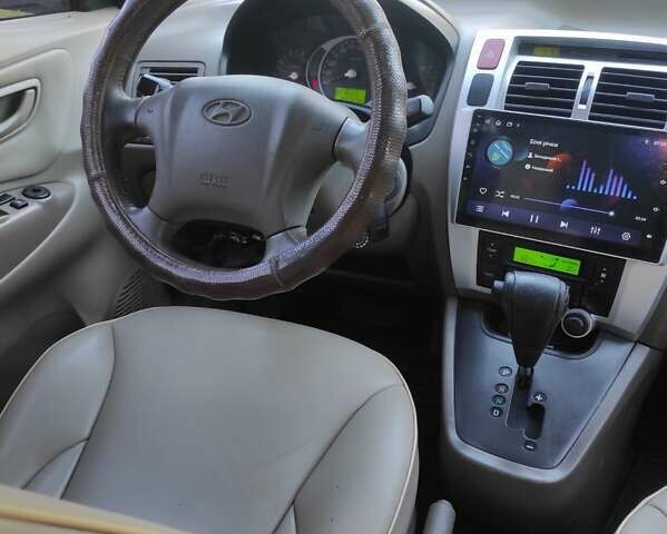 Черный Хендай Туксон, объемом двигателя 1.98 л и пробегом 300 тыс. км за 6800 $, фото 5 на Automoto.ua