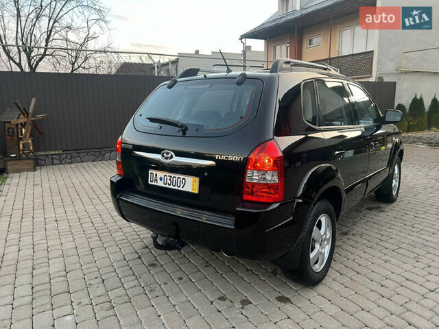 Черный Хендай Туксон, объемом двигателя 2 л и пробегом 276 тыс. км за 7450 $, фото 16 на Automoto.ua