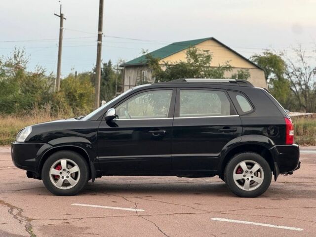 Черный Хендай Туксон, объемом двигателя 2 л и пробегом 353 тыс. км за 6800 $, фото 2 на Automoto.ua