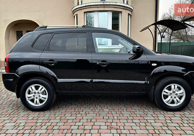 Чорний Хендай Туксон, об'ємом двигуна 2 л та пробігом 182 тис. км за 8299 $, фото 3 на Automoto.ua