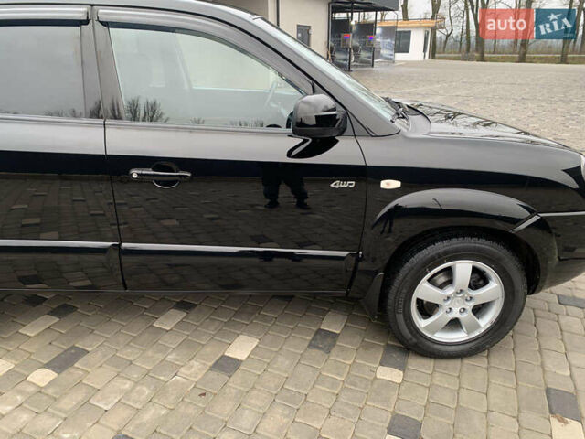 Черный Хендай Туксон, объемом двигателя 2 л и пробегом 198 тыс. км за 7500 $, фото 4 на Automoto.ua