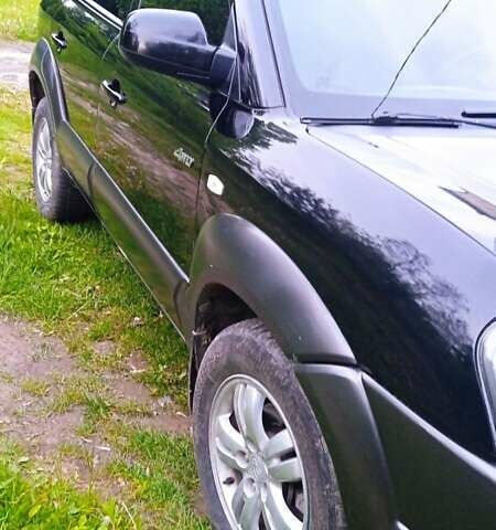 Черный Хендай Туксон, объемом двигателя 1.98 л и пробегом 200 тыс. км за 6600 $, фото 2 на Automoto.ua