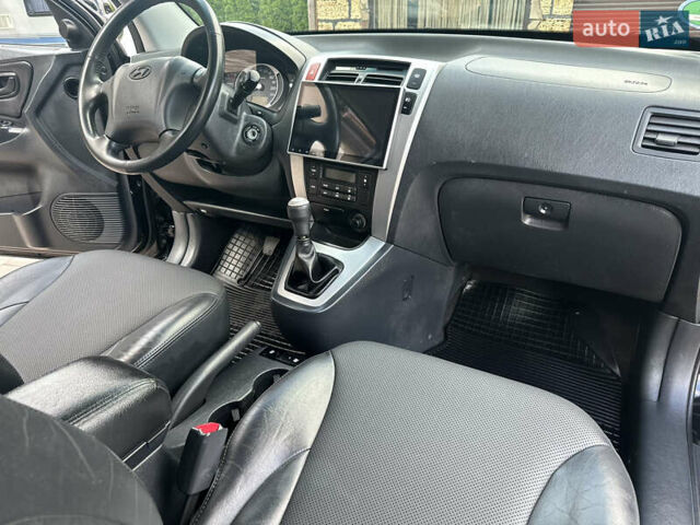 Черный Хендай Туксон, объемом двигателя 2 л и пробегом 218 тыс. км за 8700 $, фото 27 на Automoto.ua