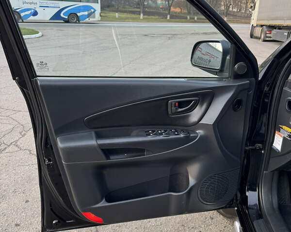 Черный Хендай Туксон, объемом двигателя 2 л и пробегом 210 тыс. км за 7850 $, фото 21 на Automoto.ua